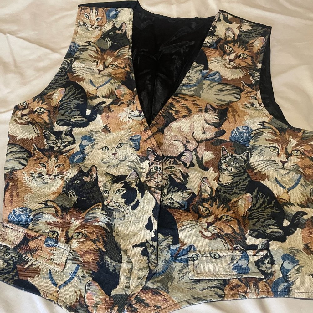 Cat  Tapestry Vest XL  Silk Lining Like New Condition